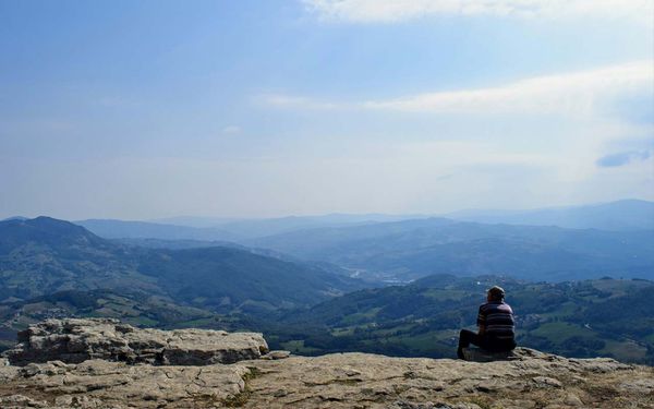 산을 바라보는 노인의 모습