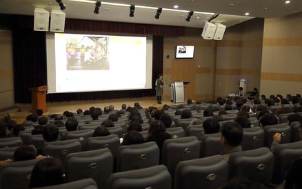 발표를 듣고 있는 모습