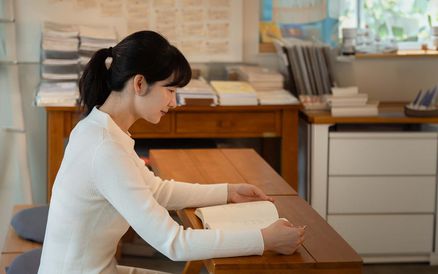 메인센터 휴식하는 여성