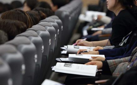 발표를 듣고 있는 모습